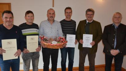 Bild: jr
Ehrungen und eine Verabschiedung standen bei einer Betriebsversammlung des Forstbetrieb Waldsassen auf der Tagesordnung. Im Bild (von links) Richard Lang, Rudolf Patzina, Ruheständler Peter Bauernfeind, Carsten Klöble, Wolfgang Pröls und Forstbetriebsleiter Norbert Zintl.