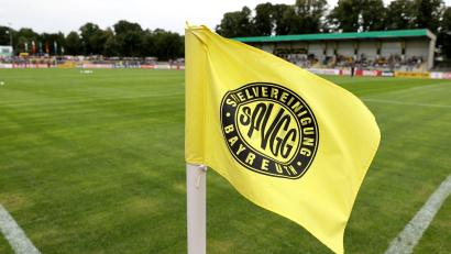 Bild: Daniel Karmann/dpa/Archivbild
Die Eckfahne mit dem Logo der SpVgg Bayreuth.