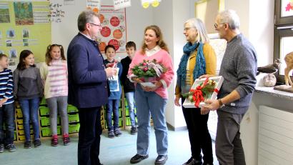 Bild: Josef Böhm
Lehramtsanwärterin Marie Fischer (Mitte) und die Kinder der Klassen 3 und 4 machten mit dem Info-Flyer über die Burg die Grundschule Niedermurach zur Preisträgerin auf Landkreisebene.