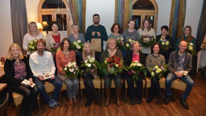 Bild: dob
In den Wolf-Apotheken arbeiten viele langjährige Kräfte, die bei der Adventsfeier im Gasthof "Drei Lilien" nun von den Apothekern Regina und Franz (sitzend, links) sowie Martin Wolf (sitzend, rechts) ausgezeichnet wurden. Petra Kühner (sitzend, Vierte von rechts) ist schon seit über 45 Jahren mit an Bord. .