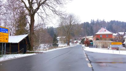 Bild: fjo
Alt und neu trifft mitten in Georgenberg unweit der Einmündung der Staatsstraße aus Richtung Waldkirch (rechts) in die Straße zwischen Waidhaus und Waldthurn aufeinander. Ein weiterer Ausbau am Alten Zollhaus (rechts) vorbei führte zu einer ausgiebigen Diskussion im Gemeinderat.