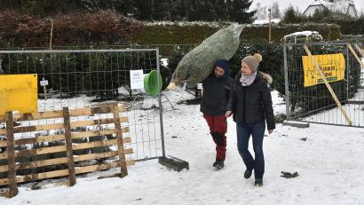 Bild: Petra Hartl
Für Jenny Mai war die Suche erfolgreich: Verkäufer Andreas Lippert schultert die 2-Meter-Nordmanntanne für 35 Euro und trägt sie zum Auto seiner zufriedenen Kundin.
