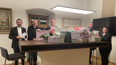 Bild: wku
Die „Aktion Wunschzettel“ soll im kommenden Jahr eine Neuauflage finden (von links): Pfarrer Stefan Fischer, Pfarrer Johann Hofmann, Bürgermeister Hermann Falk, Tobias Guggenmoos und Gemeindereferentin Barbara Schlosser.