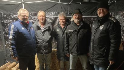 Bild: (döh)
Der Erlös der Tombola ist für die Jugendarbeit der Fußballvereine bestimmt (von links): Hermann Lühr, Franz Zilbauer (DJK Seugast), Jürgen Grundler, German Sternkopf (FC Freihung) und Bürgermeister Uwe König.