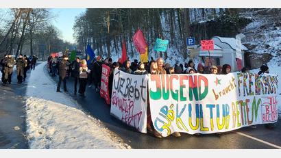 Bild: Initiative Jugendzentrum/exb 
Über 400 Teilnehmer zogen in einer Demonstration vom Ortsteil Wölland in die Innenstadt und protestierten gegen die Schließung des Jugendzentrums Burglengenfeld, begleitet von einem Großaufgebot an Polizisten.