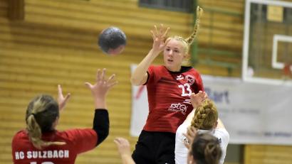 Archivbild: Hubert Ziegler
Selina Sensen (hinten) erzielte fünf Treffer beim Sieg des HC Sulzbach beim TSV Roßtal.