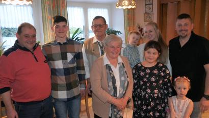 Bild: fvo
Im Kreise seiner Familie feiert Robert Neubauer (Dritter von links) seinen 80. Geburtstag.