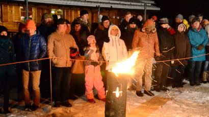 Bild: Kunz
Viele Besucher der OWV-Waldweihnacht am Fischerberg stehen um das Schwedenfeuer. Thematisch steht das Licht dieses Jahr im Fokus.