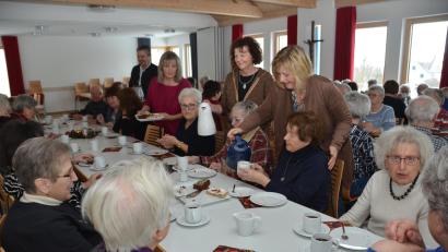Bild: dob
Im Pfarrsaal "St. Marien" wurden die Senioren aus der Großgemeinde beim Adventnachmittag von den Seniorenbeauftragten Martha Bauer und Lydia Mittelmeier (von rechts) verwöhnt. Unterstützung erhielten sie von Bürgermeister Andreas Wutzlhofer und Luise Schmidt-Huber (von links).