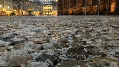 Bild: Thomas Reichelt/dpa
Der Münsterplatz in der Freiburger Altstadt ist wegen Glatteis gesperrt.