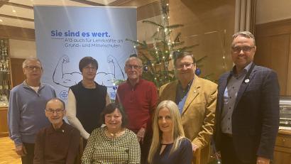 Bild: BLLV/exb
Die anwesenden Jubilare: (sitzend, von links) Arthur Ascherl, Anneliese Schmidkonz und Sabine Graser sowie (stehend, von links) Gerhard Wagenknecht, Birgit Lehmann, Walter Wenisch, Klaus Wendler und Manuel Sennert.