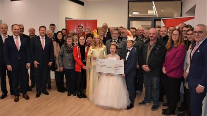 Bild: jr
Im Beisein von Christkind Anna-Lena Grillmeier verteilten der scheidende Sparkassen-Vorstand Ludwig Zitzmann (rechts) und sein Nachfolger Hans-Jörg Schön (Zweiter von links) 10 000 Euro aus dem PS-Los-Topf an Vereine und Institutionen aus Mitterteich und Umgebung.