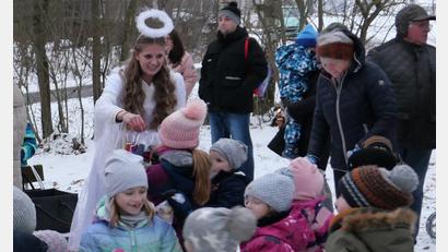 Bild: M. Thomas /exb
Ein Engel mischte sich unter die Gäste der Waldweihnacht des AWO "Kinderstodls" Püchersreuth.