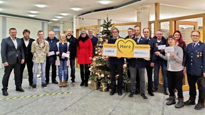 Bild: stg
Über insgesamt 5000 Euro konnten sich die Vereinsvertreter aus Kemnath und Kulmain freuen. Die Schecks überreichten Vorstand Joachim Geyer und Geschäftsstellenleiter Günther Bäte (von links).