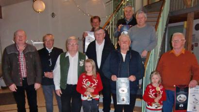 Bild: J. Kiener, GZV Pfreimd/exb
Das Bild entstand nach der Siegerehrung und zeigte (vorne von links) Michael Ott, Schirmherr Josef Deichl, Johann Kiener, Sahra Dirscherl, Gerhard Hoyer, Georg Holzgartner, Jule Dirscherl und Karl-Heinz Welnhofer; (hinten von links) Walter Martin, Georg Mutzbauer und Franz Wittmann.