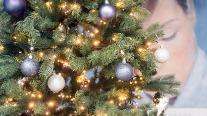 Bild: Gabi Schönberger
LED-Beleuchtung an einem Christbaum. Diese spart deutlich Strom im Vergleich zu herkömmlichen Glühlampen.