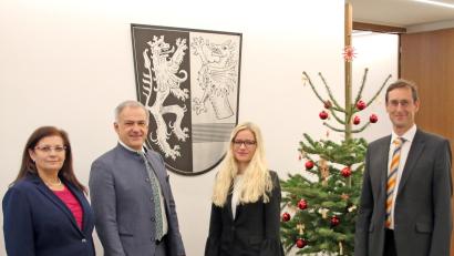 Bild: Landratsamt Tirschenreuth, Fabian Polster/exb
Regierungsdirektorin Regina Kestel, Landrat Roland Grillmeier (von links) und Regierungsdirektor Markus Zapf begrüßen ihre neue Kollegin, Regierungsrätin Nina-Katharina Haller.