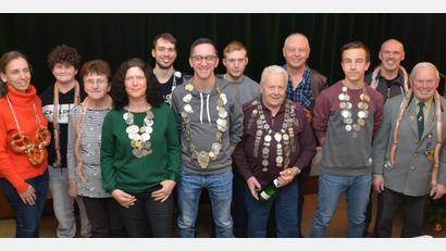 Bild: dob
Zum "Edelweiß"-Schützenkönig kürte Schützenmeister Johann Gösl (rechts) Tobias Braun (Sechster von links). Pistolenkönig wurde Elias Gösl (Fünfter von links). Schützenliesl ist zum wiederholten Male Sonja Messer (Vierte von links). Den Jugendkönigstitel erhielt zum zweiten Mal in Folge Elias Ram (Dritter von rechts).