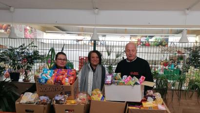 Bild: Martin Höhne/exb
Bei der Spendenübergabe erklären (von links) Diana Hermann (Weidener Tafel), Nicole Kolofik-Müller (Leiterin Katzenhilfe Nordoberpfalz) und Josef Gebhardt (Weidener Tafel) ihre jeweiligen Aufgaben.