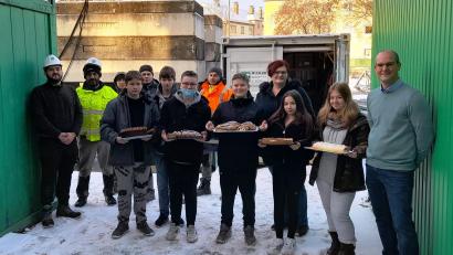 Bild: sm
Die Klasse 8M der Pestalozzi-Mittelschule überraschte die Bauarbeiter, die gerade das neue Schulhaus bauen, mit einer Kuchen-Aktion.