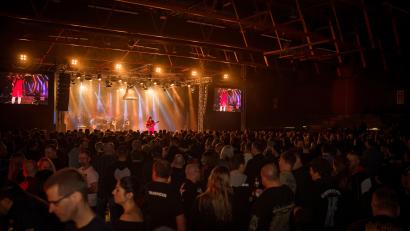 Bild: Felix Baumgärtner
Die Mehrzweckhalle als Rock-Arena: "AC/DX." (Bild) und andere Tribute-Bands bringen die Fans in Wallung.