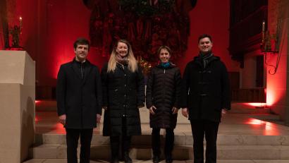 Bild: ads
Kirchenmusiker Christian Farnbauer (l.) war beim großen Adventskonzert in Hl. Dreifaltigkeit nicht nur an Keyboard und Orgel im Einsatz, sondern in einem Vokalquaertett auch als Sänger.