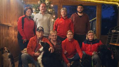 Bild: Lisa Singer/exb
Nun ist der Vorstand beim Zug- und Begleithundeverein Weiden wieder komplett (von links oben): Doris Würschinger, Uwe Bergler, Hans Scharnagl, Phillip Konz. Unten von links in der Hocke mit den Hunden sitzen Billy Huggins, Uschi Straka, Alexandra Singer und Annett Schittenhelm.