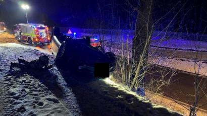 Bild: Kreisbrandinspektion Amberg-Sulzbach/exb
Als die Rettungskräfte zum Einsatzort bei Lintach kamen, fanden sie dort nur das leere Unfallauto, das auf dem Dach lag. Von möglichen Insassen fehlte jede Spur.