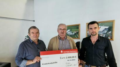 Bild: gz
Im Namen der Kinderkrebshilfe dankt Vorsitzender Herbert Putzer den Unternehmern Ludwig (links) und Fabian (rechts) Bauriedl für die Spende.
