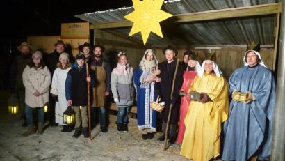 Bild: bk
Ein Dutzend Jugendliche und Erwachsene setzen die Weihnachtsgeschichte vor mehreren hundert Zuschauern eindrucksvoll in Szene.