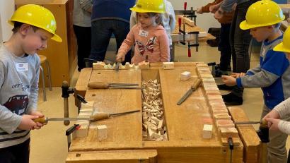 Bild: Josef Glas
Feilen, sägen, mit dem Handwerk in Berührung kommen. Darum geht es bei der Aktion „Baumeister gesucht“ im Kindergarten in Tännesberg.