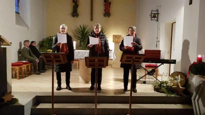Bild: gi
Der "Eslarner Dreigsang" gestaltete eindrucksvoll das Adventskonzert in der Kirche in Tröbes zu Gunsten von Pater Ferdinand. Zwischen den Gesangsstücken brachten Richard Reger und Max Frischholz (links) teils lustige Stücke zu Gehör.