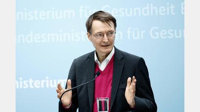 Symbolbild: Carsten Koall
Bundesgesundheitsminister Karl Lauterbach (SPD) hat bei einer Pressekonferenz Ende November angekündigt, dass die Impfverordnung nun doch bis Anfang April gelten soll.