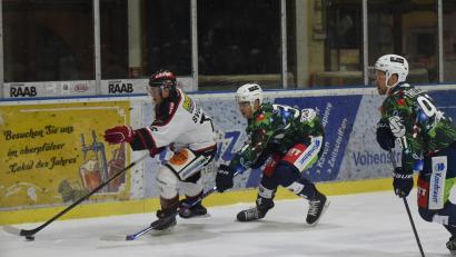 Bild: Gebert
Die Blue Devils unterlagen am Dienstag den Memmingen Indians mit 5:6 nach Verlängerung. Hier verfolgt Felix Ribarik (Mitte) den Memminger Linus Svedlund, rechts Dennis Thielsch.