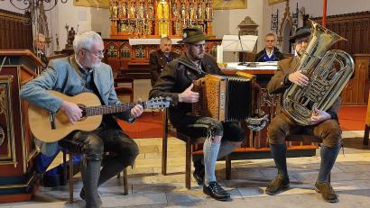 Bild: u
Uwe Hermann (Akkorden), Alexander Götz (Tuba) und Franz Birner (Gitarre) tragen melodiöse „staade Landler, Weisen und Walzer“ vor, die Hermann eigens für das Adventsingen komponiert hat.