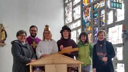 Bild:  Maria Singer/exb
Am Adventshäuschen in der Kirche St. Michael Poppenricht öffnet sich Türchen für Türchen (von links): Monika Widmann, Pfarrer Dominik Mitterer, Sabine Ederer, Evi Beck, Caroline Winter und Gemeindereferentin Regina Probst.