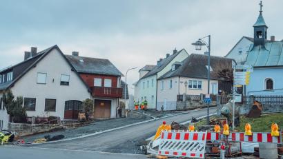 Bild: Susanne Forster
Mitte Dezember wurde auf der Silberstraße die Tragschicht asphaltiert, die Erneuerung der Straße wird heuer allerdings nicht mehr abgeschlossen. Die Fahrbahn bleibt für den Verkehr bis auf Weiteres gesperrt, eine Ausnahme gibt es während der Winterpause für Anwohner und die Müllabfuhr.Im Frühjahr sollen Deckschicht und Gehwege gemacht werden.