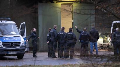 Bild: Friso Gentsch/dpa
Polizisten vor einer Bunkeranlage in Bad Bentheim. Mit Durchsuchungen in der Grenzregion geht die Polizei gegen den Handel mit illegalen Feuerwerkskörpern vor.