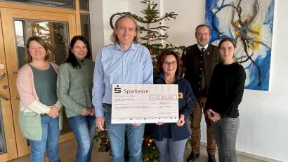 Bild: Marko Pammer/exb
Julia Scheibl, Andrea Stadler (links) sowie Nabburgs Bürgermeister Frank Zeitler und Silke Pfab (rechts) freuen sich über die Spende der IPA, vertreten durch Wolfgang Schreiner und Ilonka Fojt.