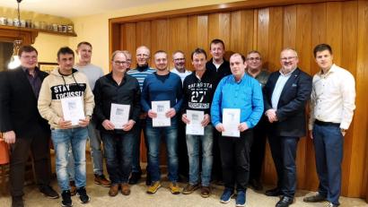 Bild: sei
Firmenchef Anton Forster (Zweiter von rechts) zeichnete einige Mitarbeiter für langjährige Betriebszugehörigkeit aus. Im Betrieb gelernt und der Firma 45 Jahre treu geblieben sind die Zwillinge Josef Riedl und Albert Riedl (Fünfter und Sechster von links).