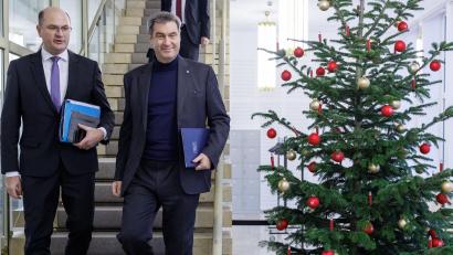 Bild: Daniel Karmann
Frohe Botschaft von Markus Söder (rechts) und seinem Finanzminister Albert Füracker.