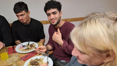 Bild: Karin Borst
Gemeinsames Kochen von Menschen unterschiedlichster Nationen, wie es beim Kochtreff der Malteser vorbildlich praktiziert wird, fördert das interkulturelle Zusammenleben auf einmalige Weise, weil sich Menschen auf Augenhöhe begegnen, betonen die Verantwortlichen.