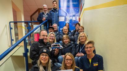 Bild: Christian Kaminsky/exb
Die traditionelle Weihnachtsspende des Blue Devils-Freundeskreises geht an den ASB-Wünschewagen.