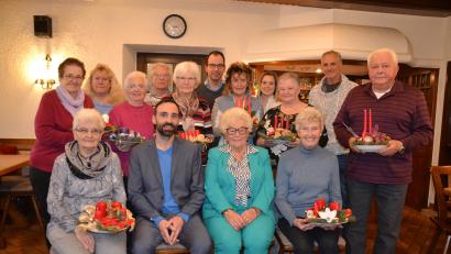 Bild: gi
Im Mittelpunkt der Weihnachtsfeier der Wassergymnastik im Hallenbad in Moosbach standen Ehrungen für 25 Jahre, 20 Jahre und 15 Jahre, die Lotte Hofmann (vorne Zweiter von rechts) mit Tanja Gorisch (hinten Vierte von rechts) vom BRK durchführte.