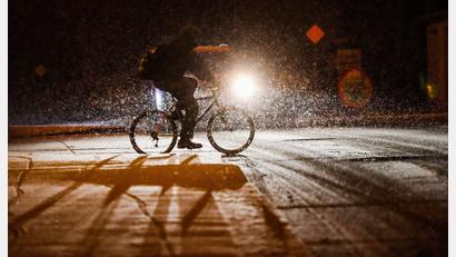 Symbolbild: Thomas Warnack/dpa
Sollten Radwege vom Winterdienst geräumt werden? Darüber entspann sich eine Diskussion im Amberger Stadtrat.