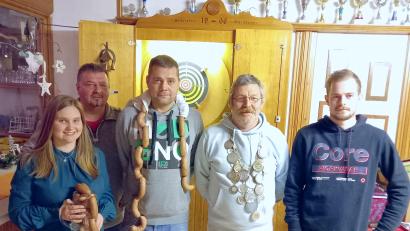 Bild: fjo
(Von links) Während Vanessa Nossek mit dem Trostpreis vorliebnehmen muss, kann Vorsitzender Gerald Brenner die Mitglieder Manuel Hilpert und Ernst Gilch zu Königen ernennen.