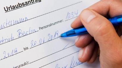 Symbolbild: Julian Stratenschulte
Unter anderem geht es darum, ob nicht genommener Urlaub verfällt, wenn keine Urlaubsanträge gestellt worden sind.