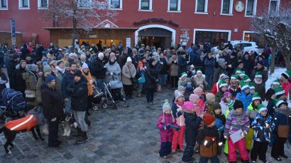 Bild: jr
Großes Interesse fand am Sonntagnachmittag das „Singen unterm Christbaum“ in Konnersreuth.