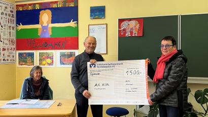 Bild: Stefan Kunnert/exb
Ursula und Jost Hess vom Arbeitskreis Asyl freuen sich über die von Petra Helgert überreichte Spende.