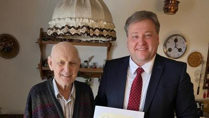 Bild: aun
Bürgermeister Stefan Braun (rechts) gratuliert Gerhard Hengster zum 85. Geburtstag.